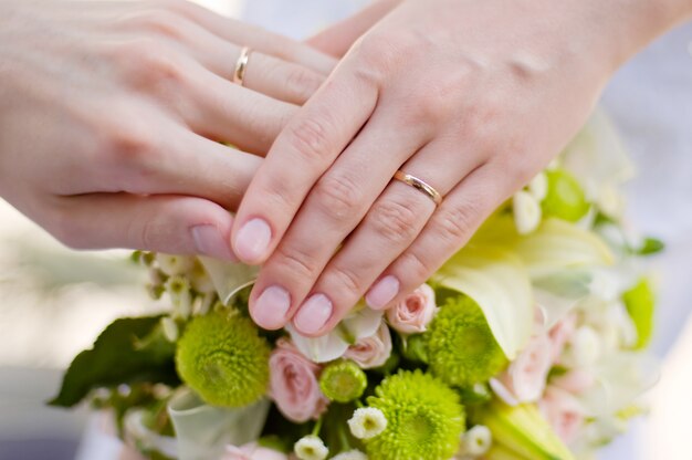 Photo anneaux de mariage pour les fiançailles des mariés