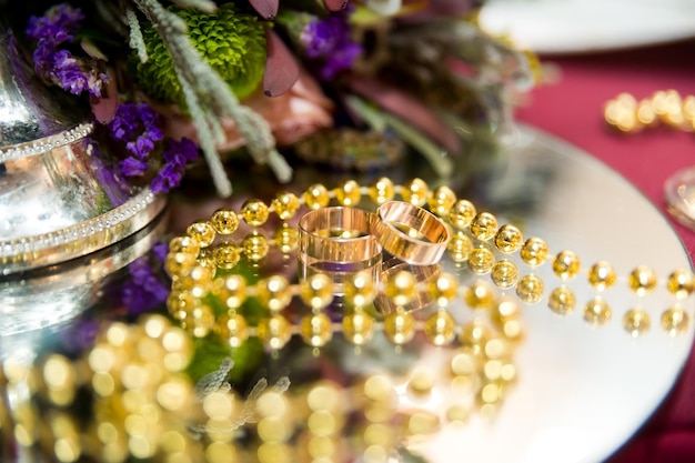 Anneaux de mariage avec purls Bague de mariage romantique sur fond de célébration