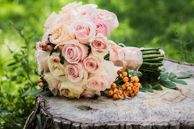 Les anneaux de mariage se trouvent et le beau bouquet