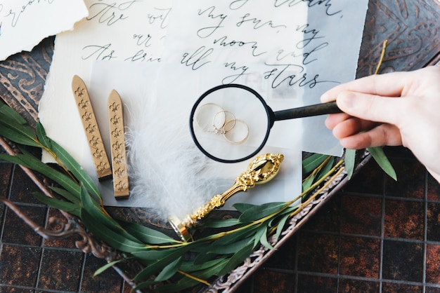 Photo anneaux de mariage sous une loupe