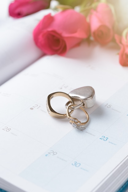 Anneaux d&#39;or de mariage verrouillés avec serrure sur le calendrier