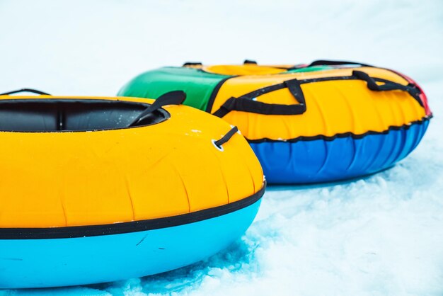 anneaux de snow tubing bouchent la colline sur fond