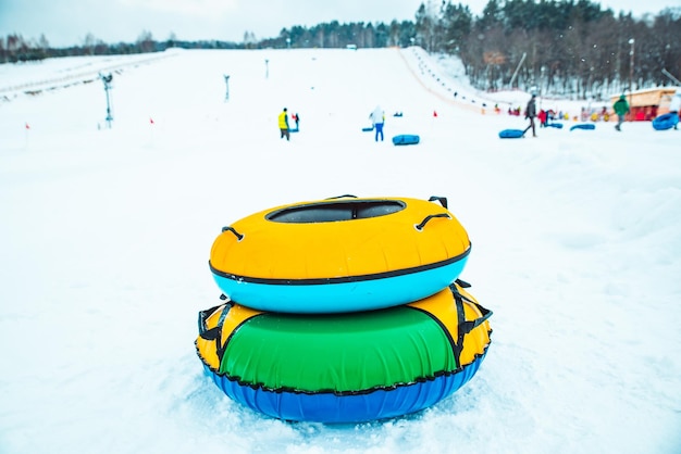 Anneaux de tubes à neige bouchent la colline en arrière-plan