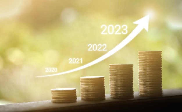 Année de croissance croissante de 2020 à 2023 Graphique d'entreprise avec flèche vers le haut Pile de pièces d'argent en croissance