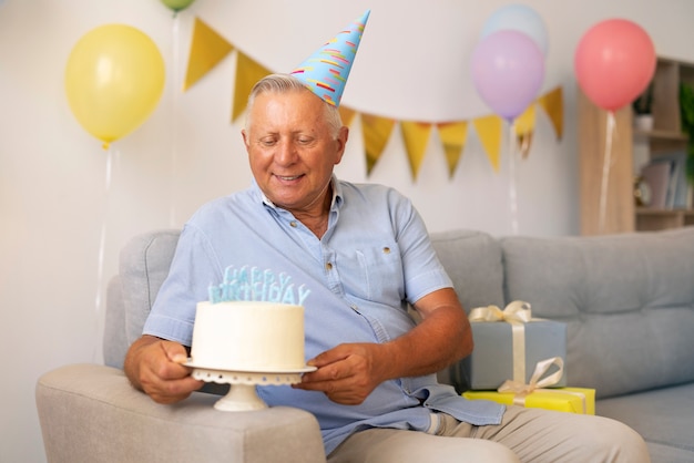 Photo anniversaire d'un homme âgé, plan moyen