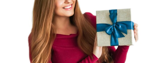 Anniversaire Noël ou cadeau de vacances femme heureuse tenant un cadeau vert ou une boîte de beauté de luxe livraison d'abonnement isolé sur fond blanc