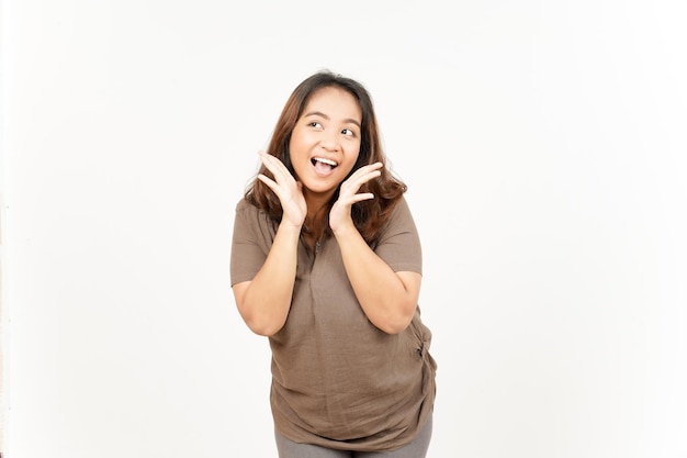 Annonce avec les mains sur la bouche d'une belle femme asiatique isolée sur fond blanc