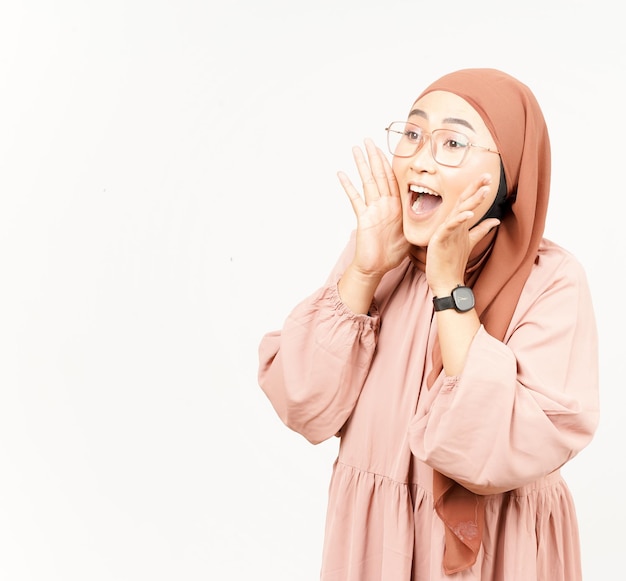 Annonce Avec Les Mains Sur La Bouche De Belle Femme Asiatique Portant Le Hijab Isolé Sur Blanc