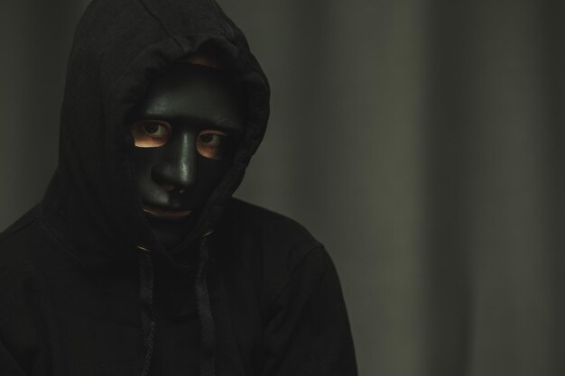 Photo anonyme masqué criminel voleur ou ennemi terroriste