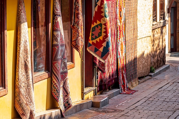 Antalya Turquie 15 novembre 2021 magasin de tapis vintage dans le centre-ville historique