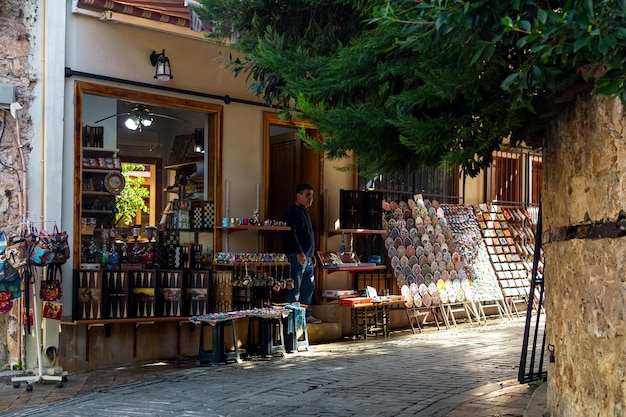 Antalya Turquie 15 novembre 2021 marchand à la porte de sa boutique de souvenirs dans le centre-ville historique de Kaleici