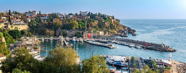 Antalya Turquie 15 novembre 2021 vue sur le port d'époque avec des voiliers de plaisance dans le centre historique d'Antalya