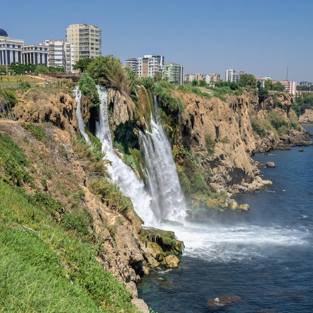 Antalya Turquie 19072021 chutes d'eau inférieure Duden ou cascade de Lara à Antalya Turquie lors d'une journée d'été ensoleillée