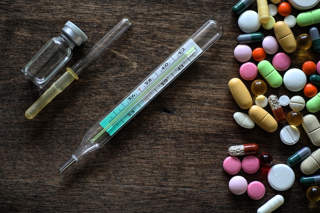 Antécédents médicaux de divers médicaments colorés sur un bois texturé