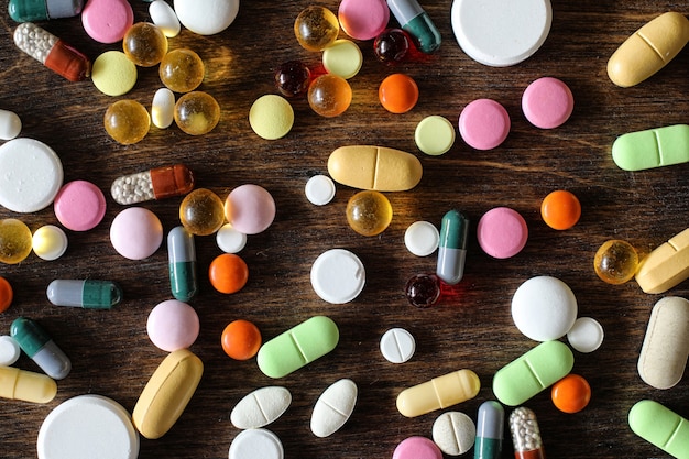 Antécédents médicaux de divers médicaments colorés sur un bois texturé