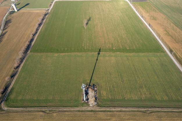 Antenne 5g dans un champ rural à la campagne