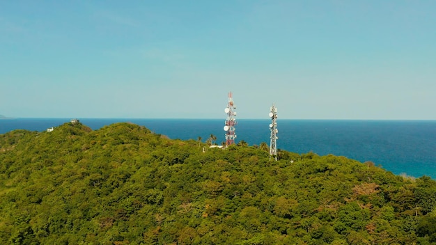 Antenne de communication de tour de télécommunication dans les répéteurs de vue aérienne d'île tropicale sur un métal à