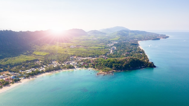 Antenne de drone, paysage de la plage de Klong Dao sur l'île de Lan ta avec le lever du soleil.