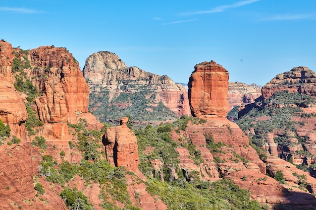 Antenne de gros rocher rouge dans les montagnes