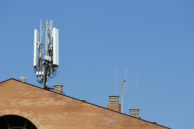Antenne mobile dans le toit d'un bâtiment