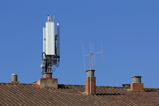 Antenne mobile dans le toit d'un bâtiment