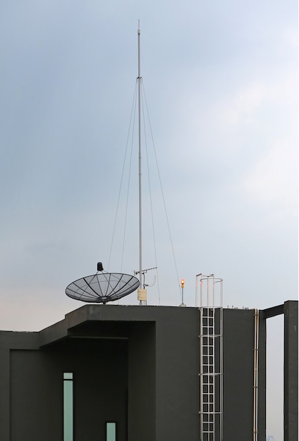 Antenne Parabolique Une Antenne Sur Le Toit Du Bâtiment