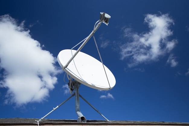 Antenne parabolique blanche avec ciel bleu