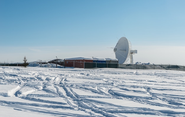 Une antenne parabolique militaire en Alaska