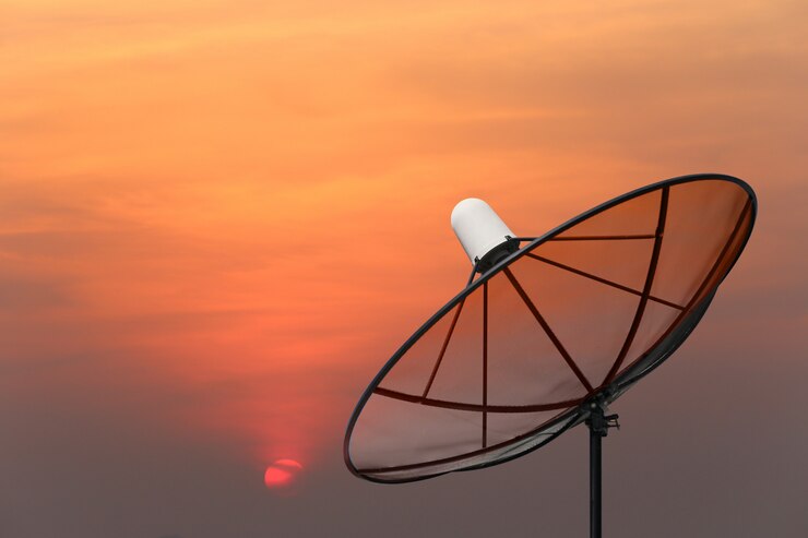 Antenne parabolique noire.