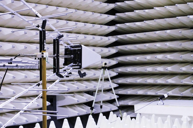 Photo antenne pour l'essai d'immunité radiée à la compatibilité électromagnétique dans une chambre semi-anéchoïque emc