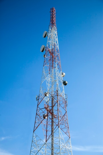 Antenne Radio De Télécommunication Et Surface De Ciel Bleu De La Tour  Satellite.