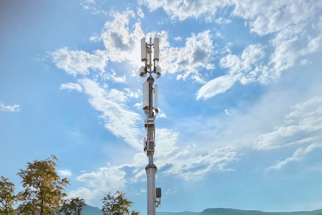 Une antenne de station 5g dans la ville contre le récepteur du réseau sky