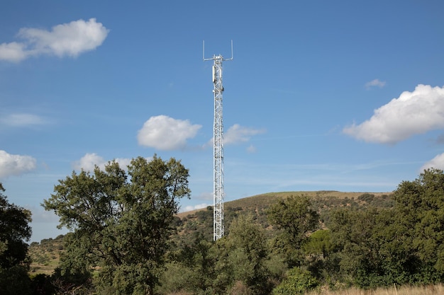 Antenne téléphonique en campagne avec ciel bleu