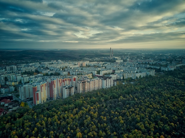 Antenne sur la ville en automne au coucher du soleil. Ville de Kihinev, République de Moldavie.