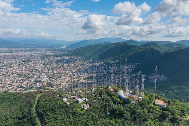 Antennes sur la colline du 20 février dans la ville de Salta en Argentine