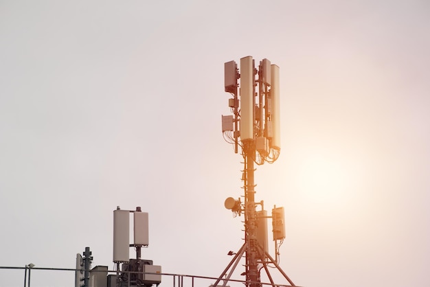 Antennes intelligentes montées sur un métal sur fond de ciel nuageux