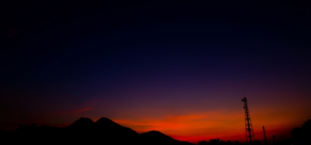 Les antennes paraboliques et la tour de communication au coucher du soleil.