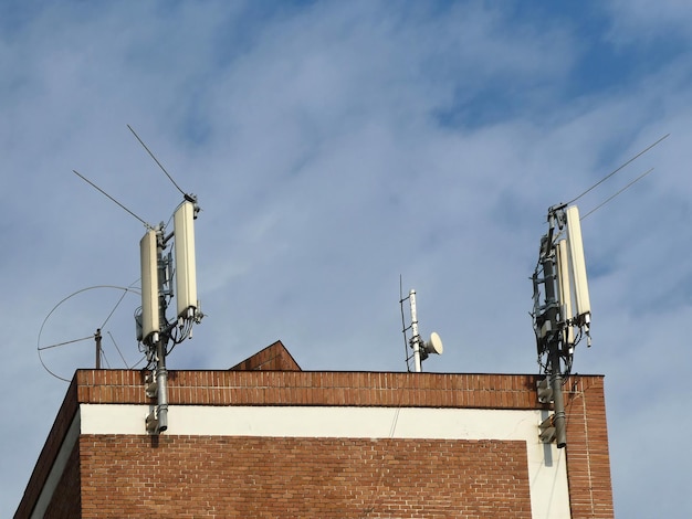 Antennes pour les communications cellulaires mobiles sur le dessus du bâtiment