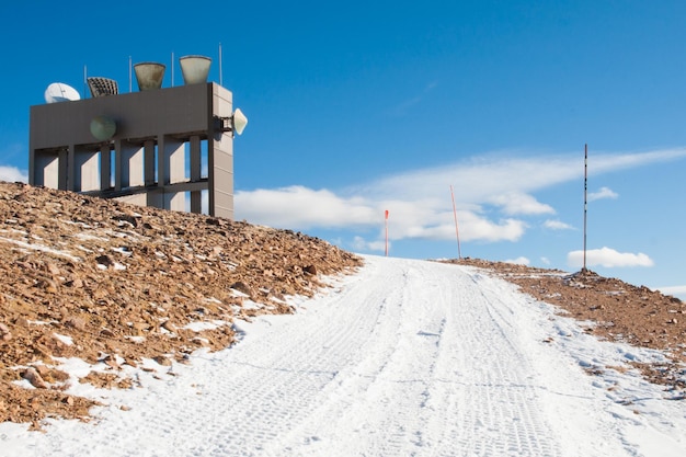 Antennes satellites au sommet de Berthoud Pass, Colorado.