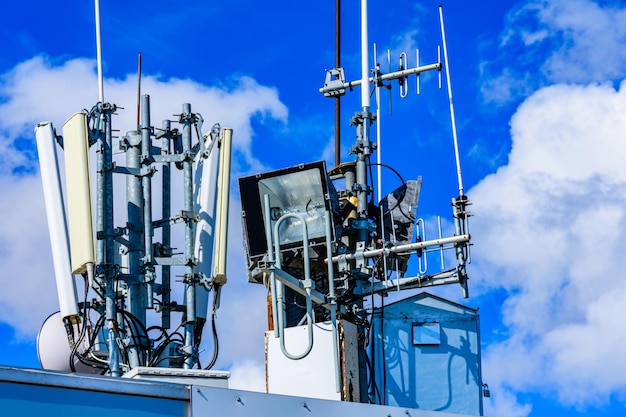 Antennes de télécommunication et émetteur d'antenne de communication sans fil contre le ciel bleu