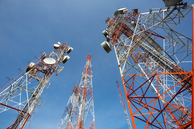 Antennes de télévision de mât de télécommunication avec le ciel bleu le matin