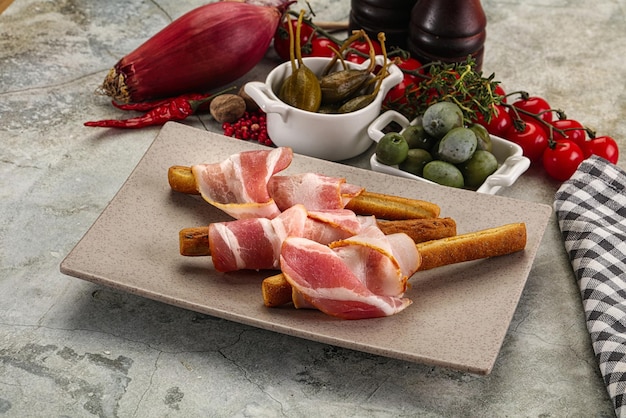 Antipasti Grissini avec du bacon de porc