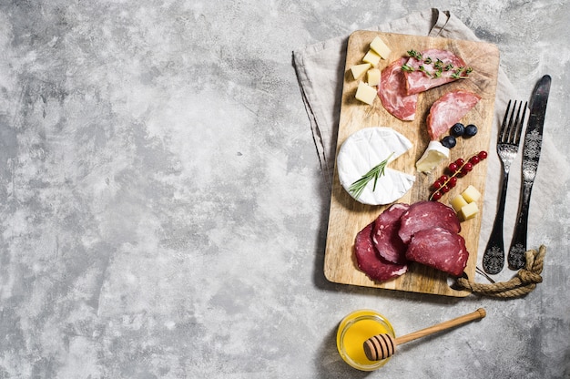 Antipasti italien au prosciutto, salami, parmesan, brie et gorgonzola, miel.