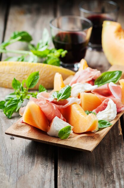 Antipasto au melon, mozzarella, jambon et basilic