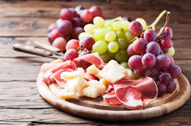 Antipasto au raisin, fromage et jambon