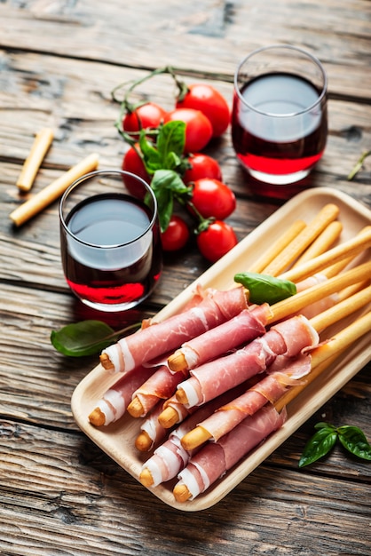 Antipasto italien avec bâtonnets de brad et jambon de porc