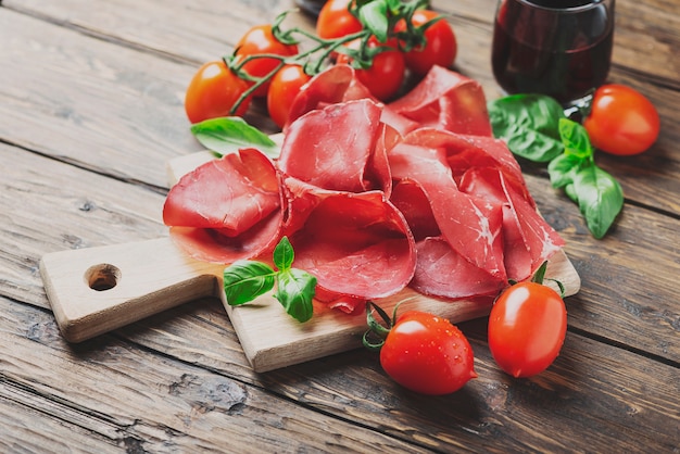 Antipasto italien avec bresaola et vin rouge