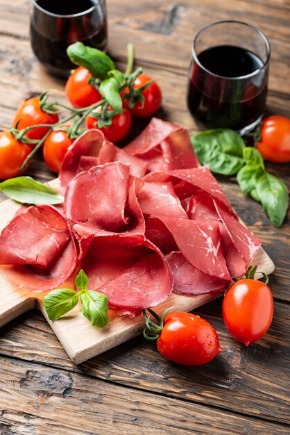 Antipasto italien avec bresaola et vin rouge