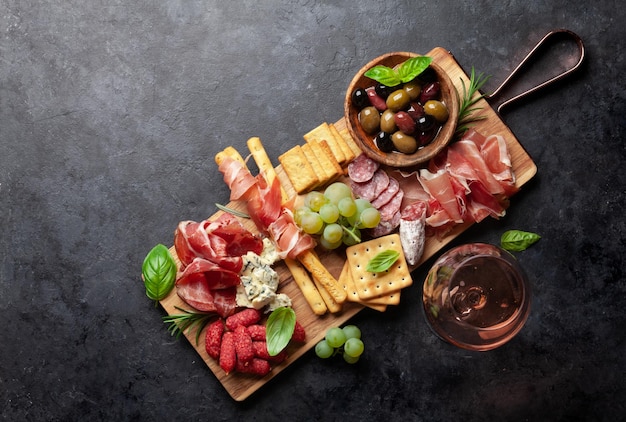 Antipasto avec salami prosciutto craquelins fromage et olives