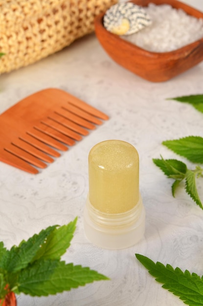 antiperspirant de sel vert et autres produits de soins sur la table de près